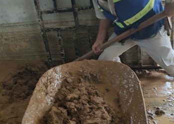 NHÂN VIÊN DUFAGO HỖ TRỢ NHAU KHẮC PHỤC HẬU QUẢ SAU LŨ