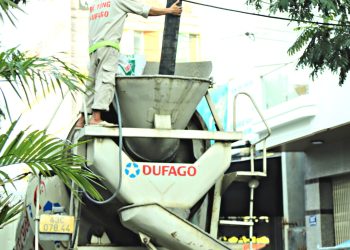 nên đổ bê tông tươi hay bê tông trộn