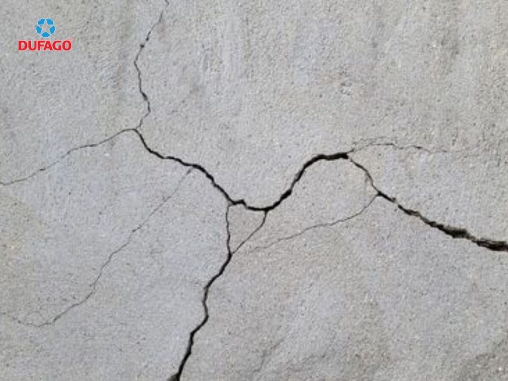vết nứt co ngót khô trên sàn bê tông sau khi đông cứng