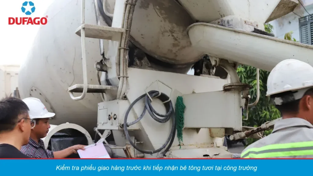 Kiểm tra phiếu giao hàng bê tông tươi Dufago khi xe tới công trình