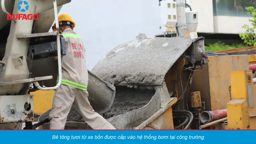 Xe bồn Dufago cấp bê tông vào máy bơm tại công trình