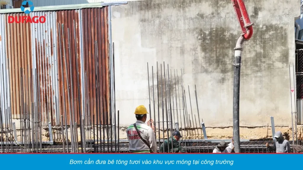 Bơm bê tông tươi Dufago vào khu vực móng nhà